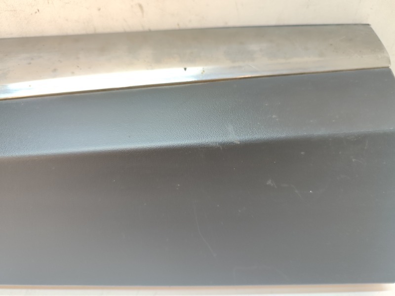 Накладка двери передней левой