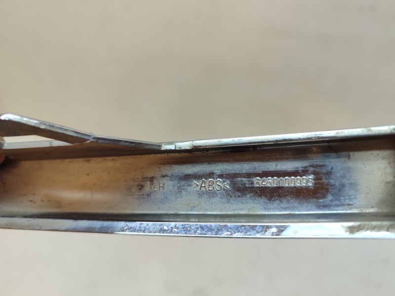 Молдинг переднего бампера левый