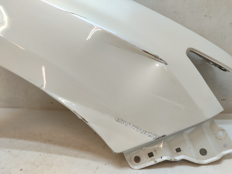 Крыло переднее правое