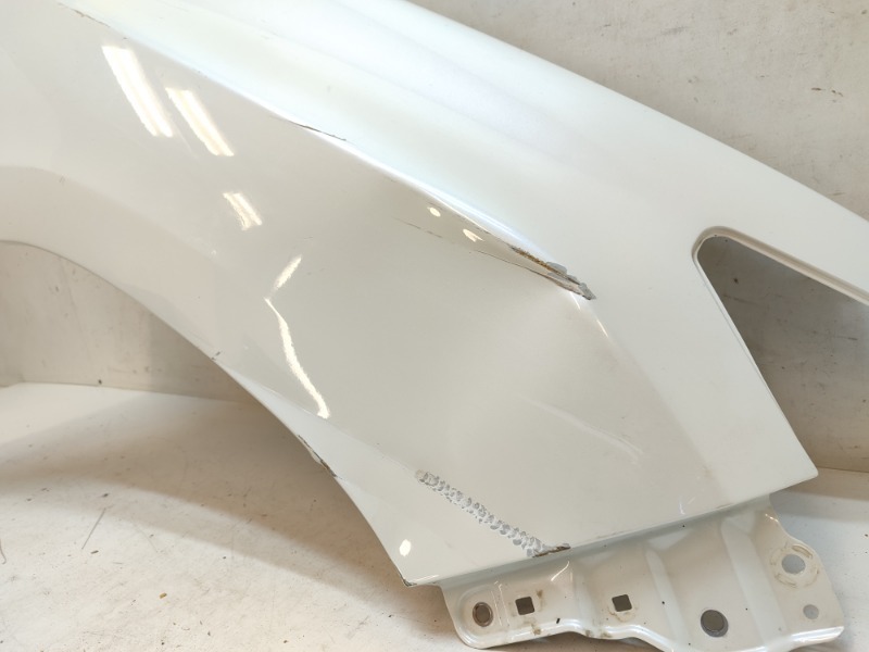 Крыло переднее правое