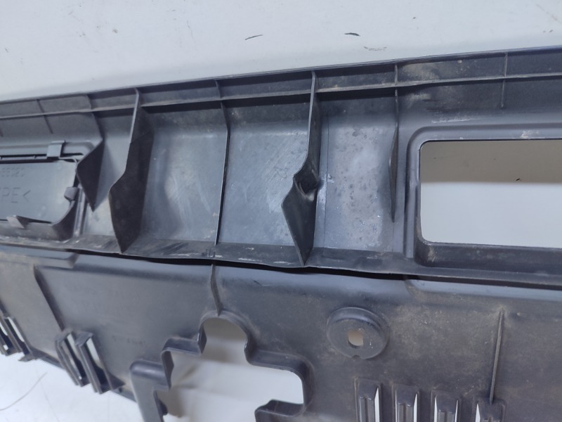 Кожух замка капота