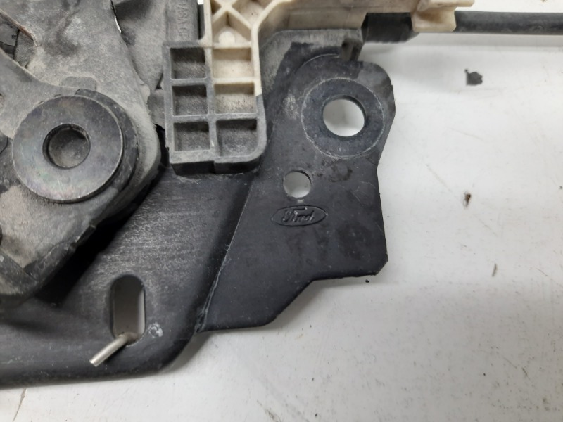 Замок капота