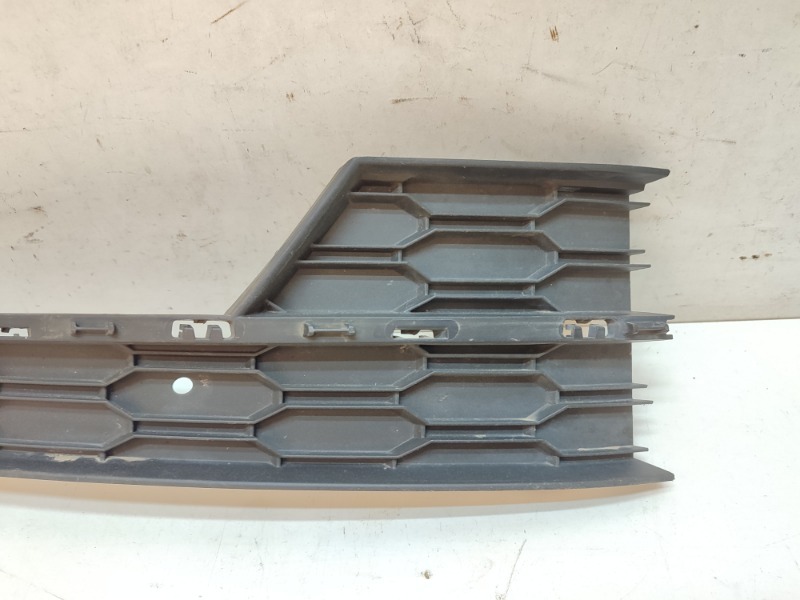 Рамка противотуманной фары правой