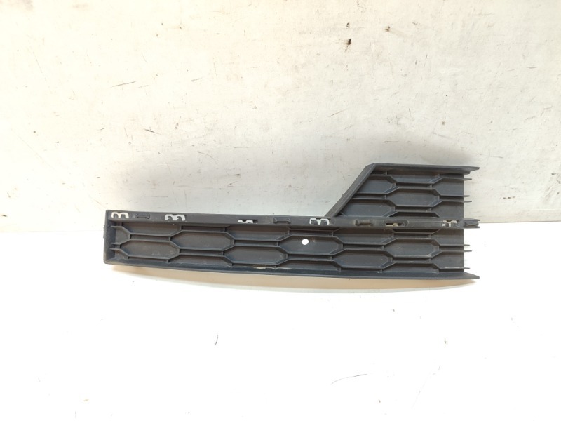 Рамка противотуманной фары правой