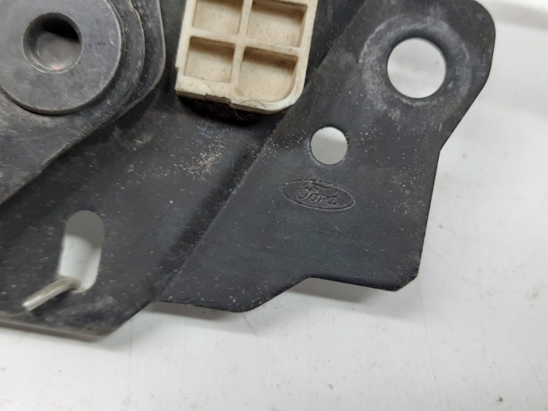 Замок капота