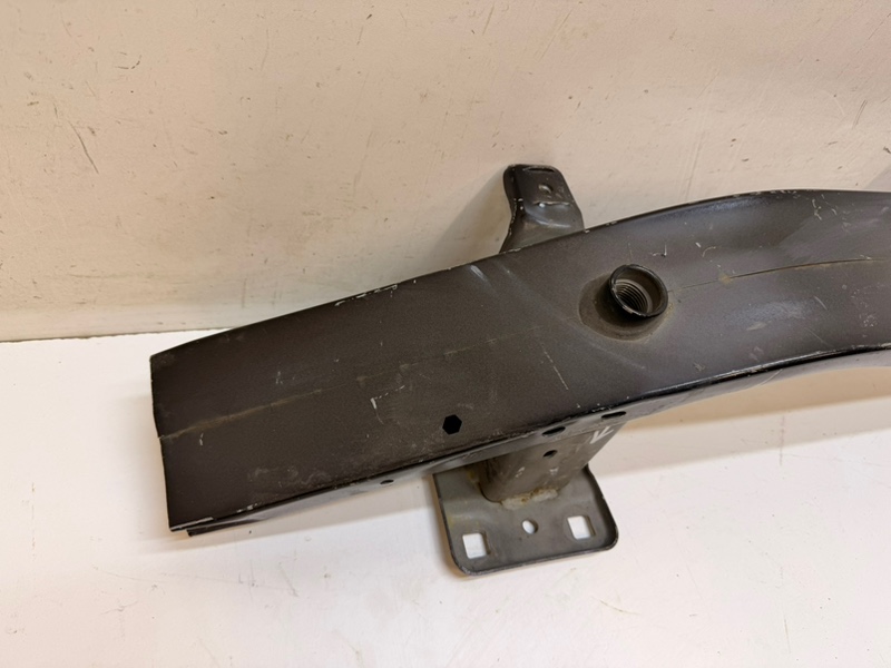 Усилитель переднего бампера