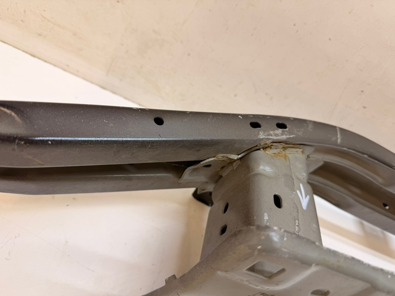 Усилитель переднего бампера