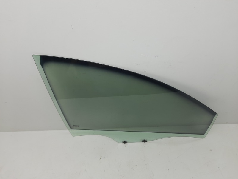 Стекло двери передней правой