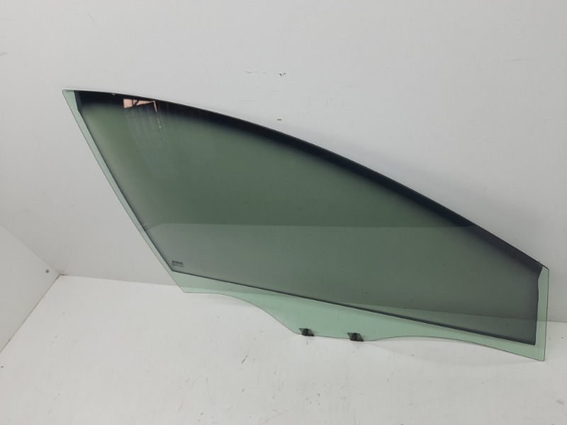 Стекло двери передней правой