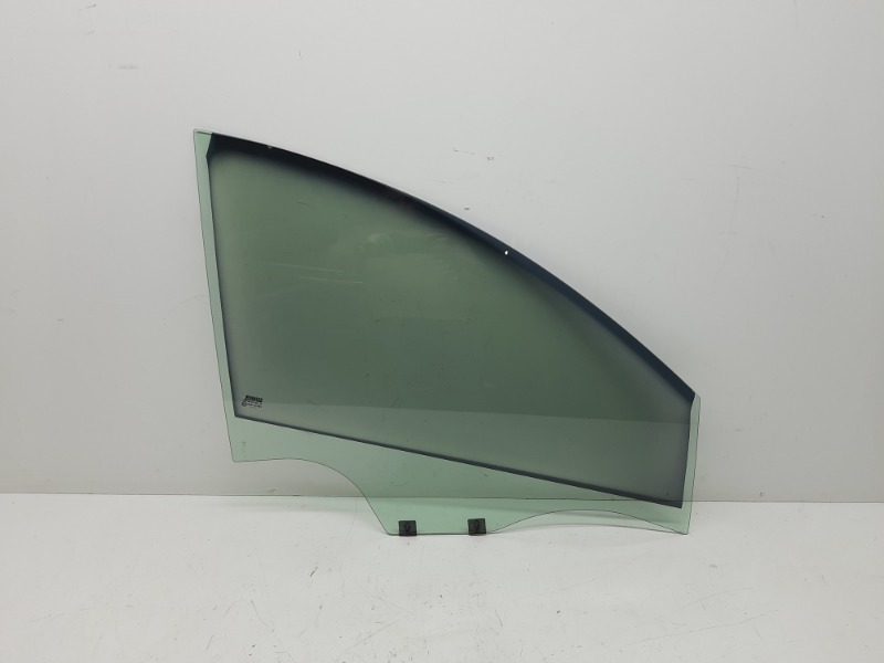 Стекло двери передней правой