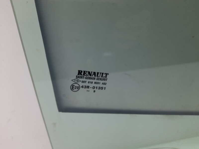 Стекло двери передней правой