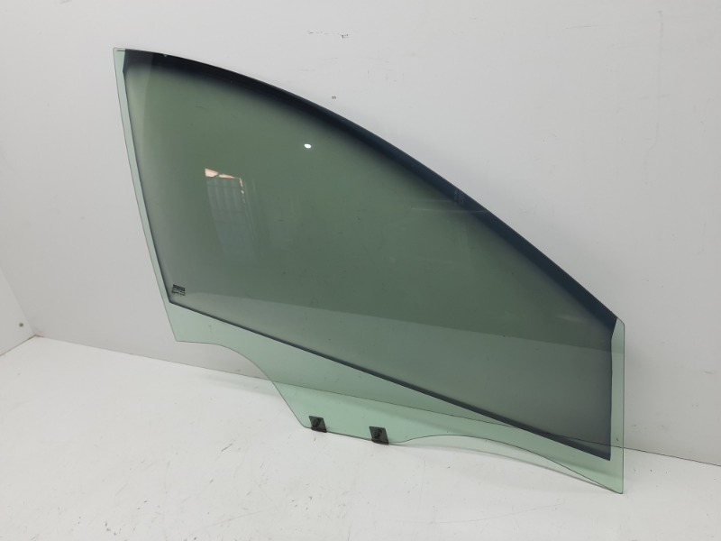 Стекло двери передней правой