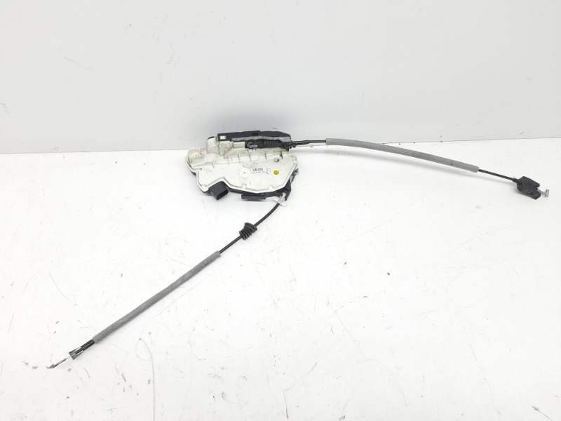 Замок двери передней левой