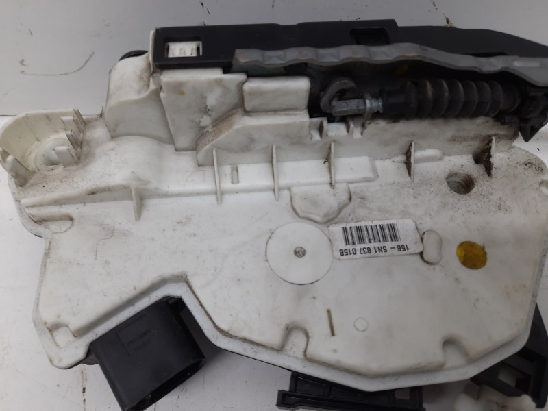 Замок двери передней левой