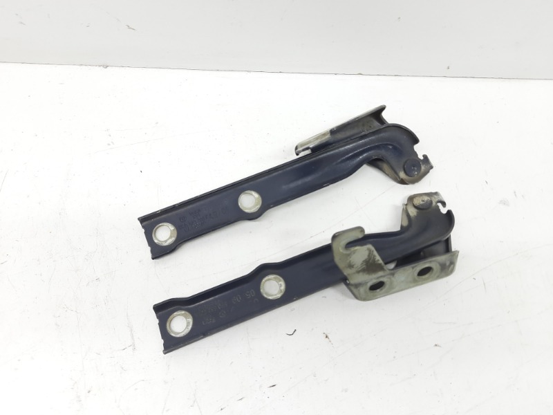 Петля капота