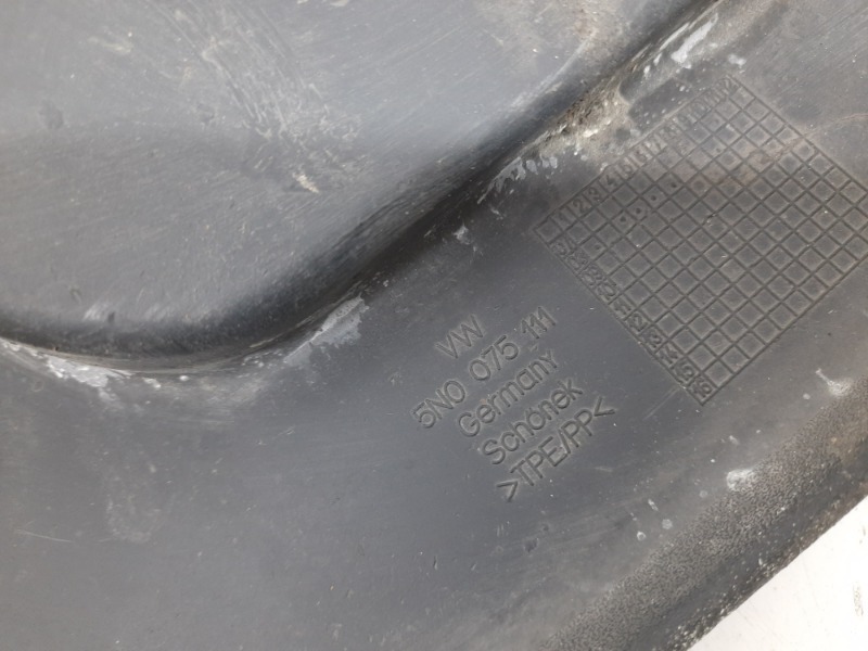 Брызговик передний правый