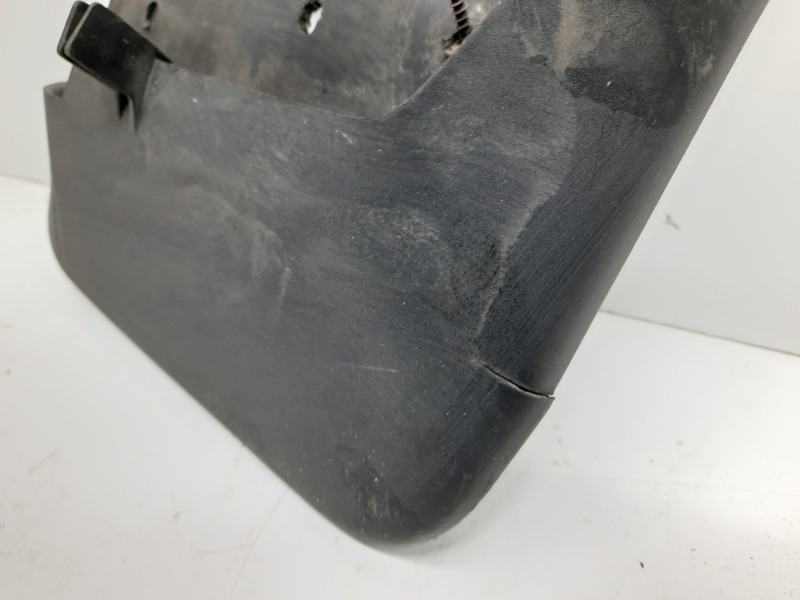 Брызговик передний правый