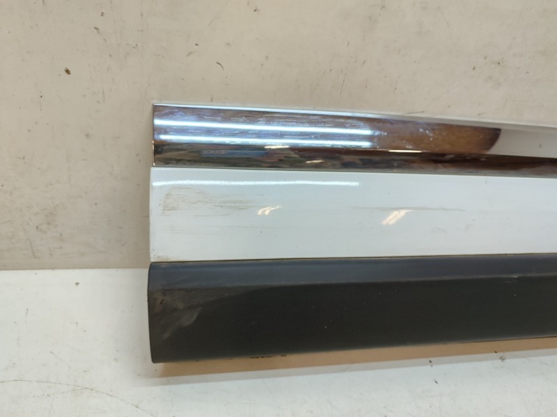 Накладка двери передней правой