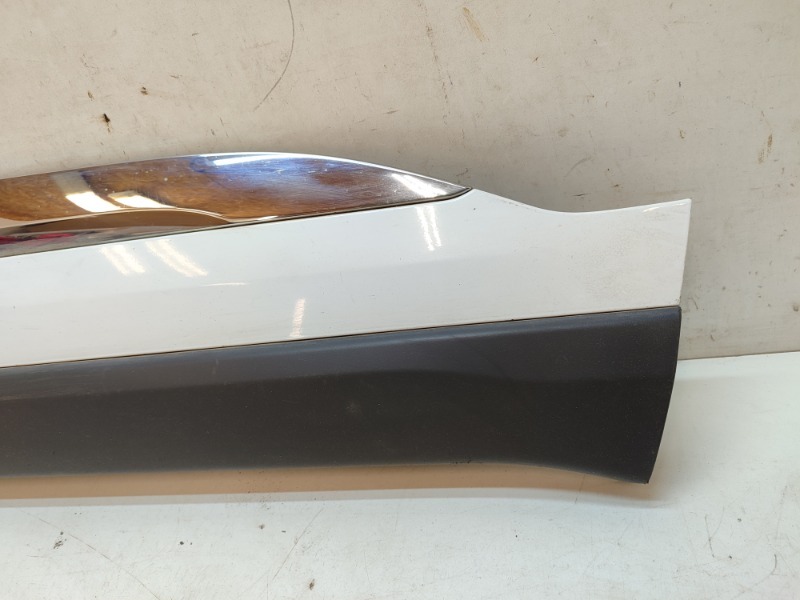 Накладка двери передней правой