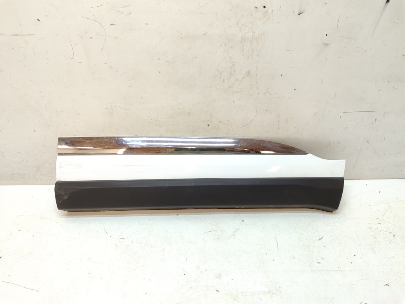 Накладка двери передней правой