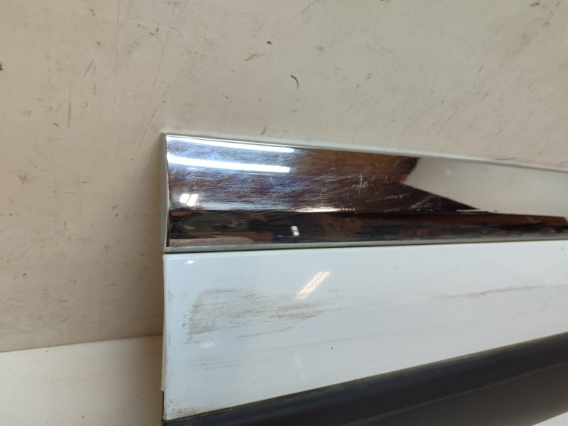 Накладка двери передней правой