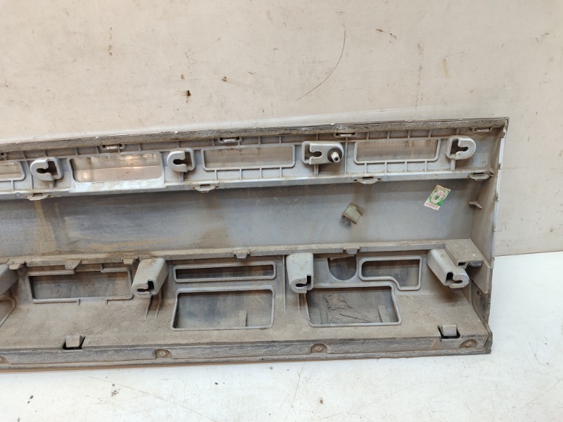 Накладка двери передней правой