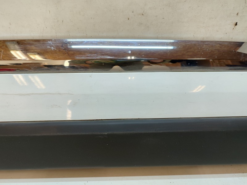 Накладка двери передней правой