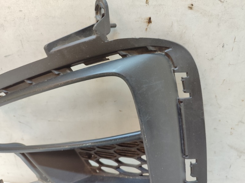 Рамка противотуманной фары левой