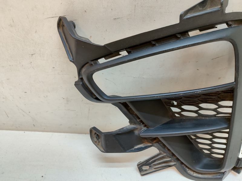 Рамка противотуманной фары левой