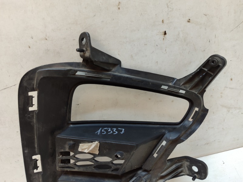 Рамка противотуманной фары левой