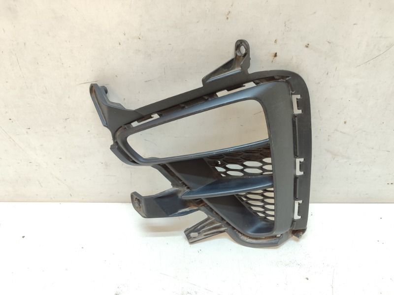 Рамка противотуманной фары левой