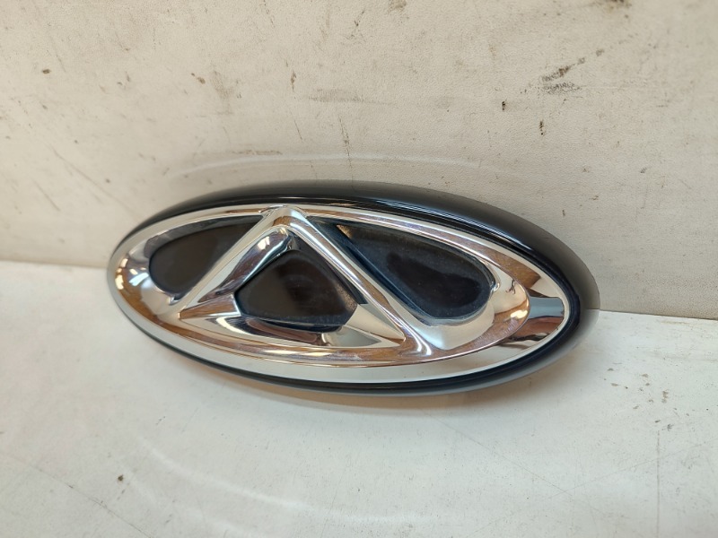 Эмблема на крышку багажника