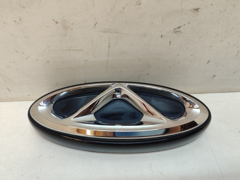 Эмблема на крышку багажника