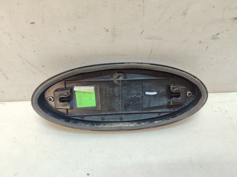 Эмблема на крышку багажника