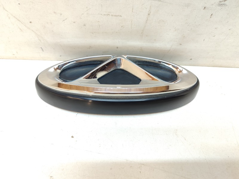 Эмблема на крышку багажника