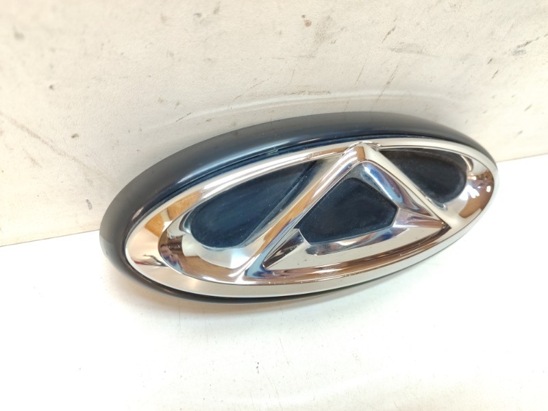 Эмблема на крышку багажника