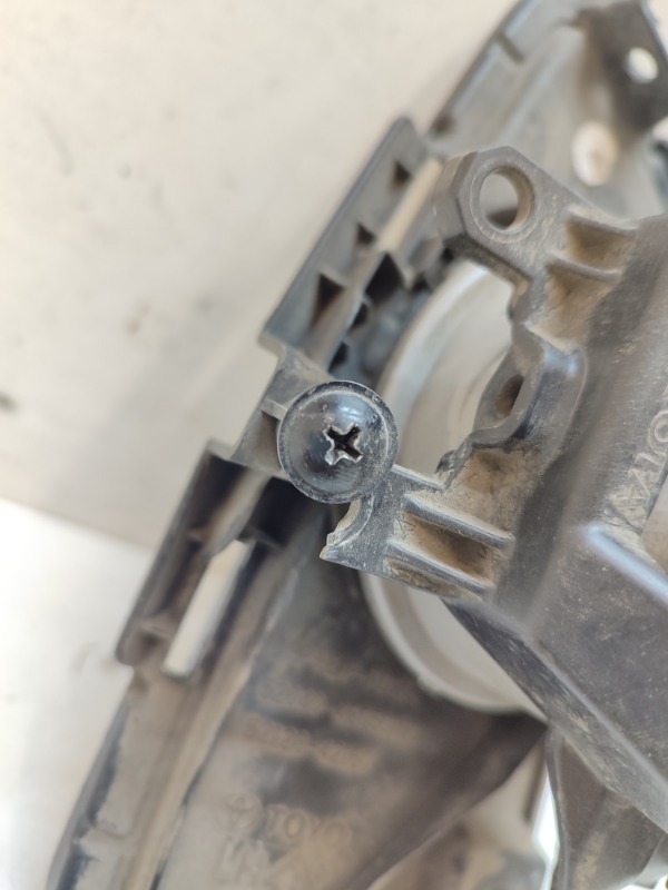 Фара противотуманная левая