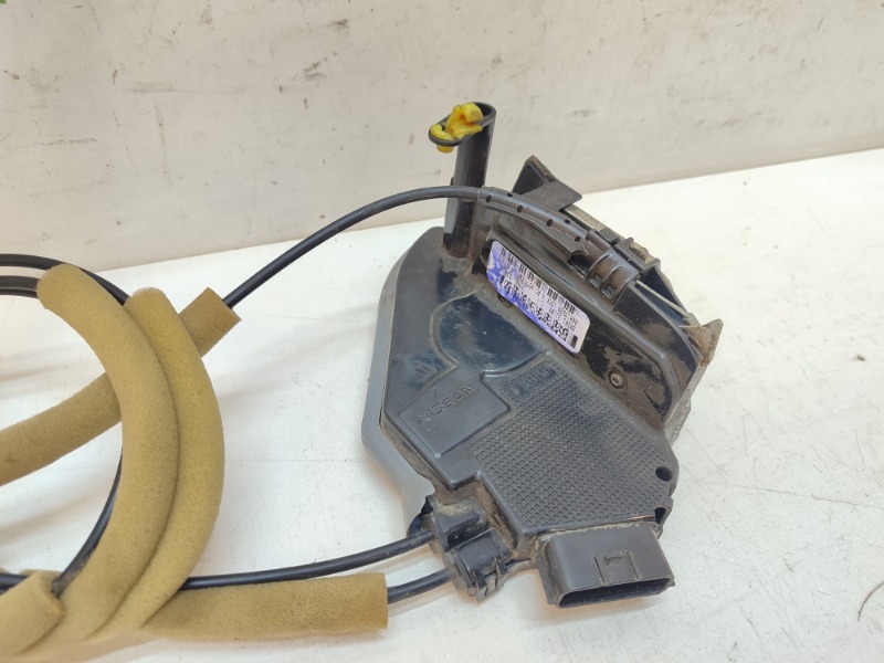 Замок двери передней левой