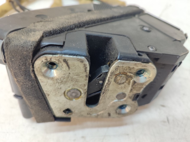 Замок двери передней левой