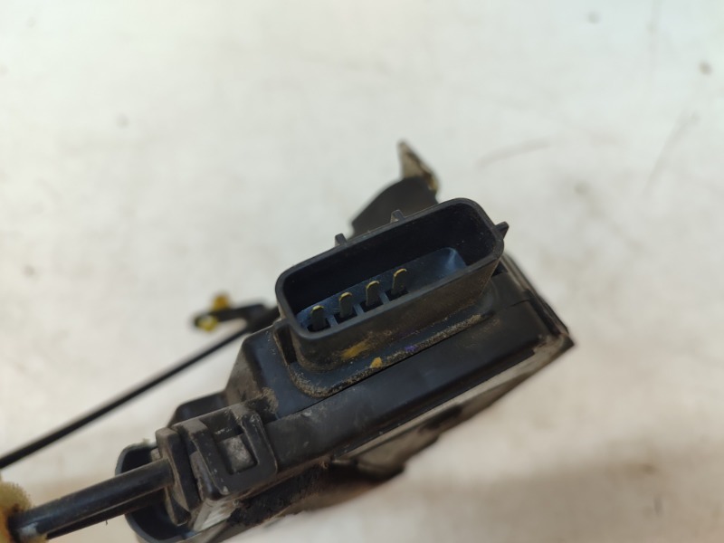 Замок двери передней левой