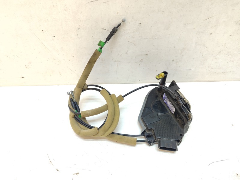 Замок двери передней левой