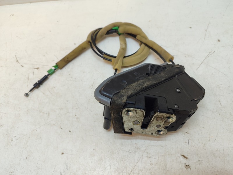 Замок двери передней левой