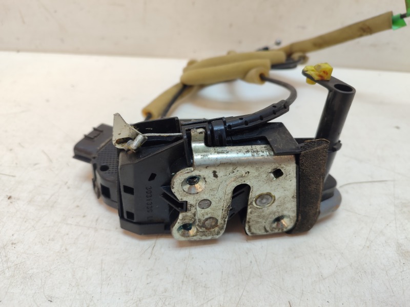 Замок двери передней левой