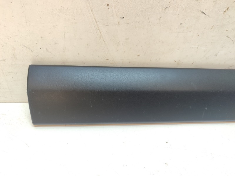 Накладка двери передней правой