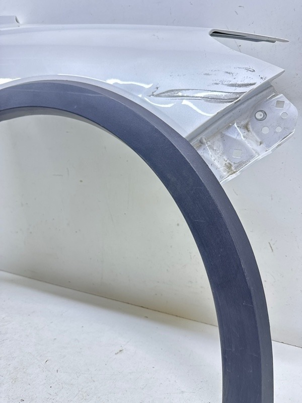 Крыло переднее правое