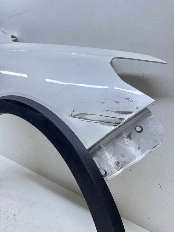 Крыло переднее правое