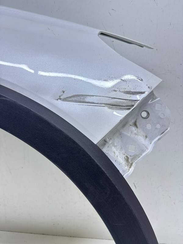 Крыло переднее правое