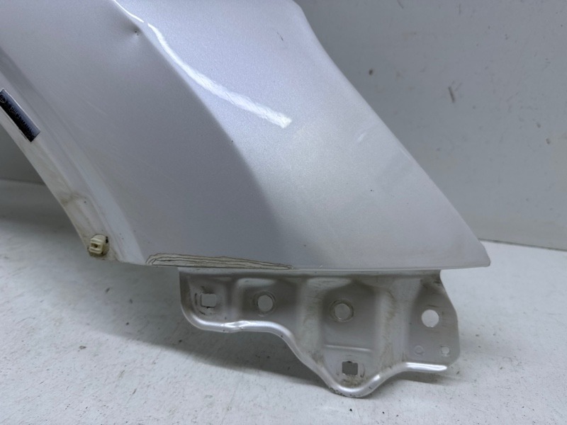 Крыло переднее правое