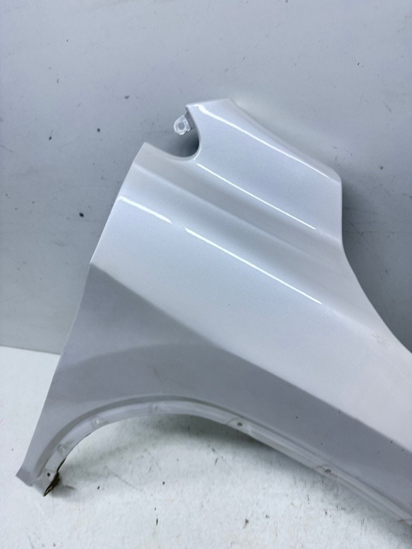 Крыло переднее правое