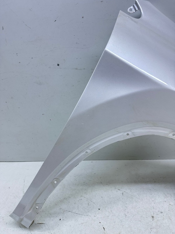 Крыло переднее правое
